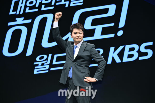 전현무 캐스터가 2일 서울 여의도 KBS 아트홀에서 진행된 'KBS 2026 FIFA 북중미 월드컵' 제작발표회에 참석했다. / 한혁승 기자(hanfoto@mydaily.co.kr)