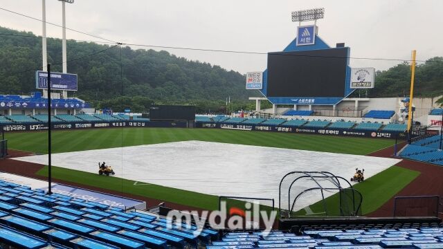 6월 2일 대구 삼성 라이온즈파크에 비가 오고 있다./대구=김경현 기자