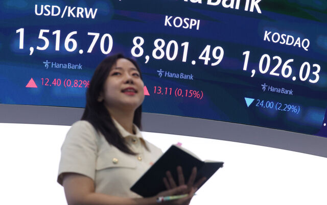 코스피가 강보합 끝에 최고치를 경신하며 8800선에서 마감한 2일 서울 중구 하나은행 본점 딜링룸에서 딜러들이 업무를 보고 있다. 코스피는 전 거래일(8788.38)보다 13.11포인트(0.15%) 오른 8801.49에, 코스닥 지수는 전 거래일(1050.03)보다 24.00포인트(2.29%) 하락한 1026.03에 거래를 마쳤다. /뉴시스