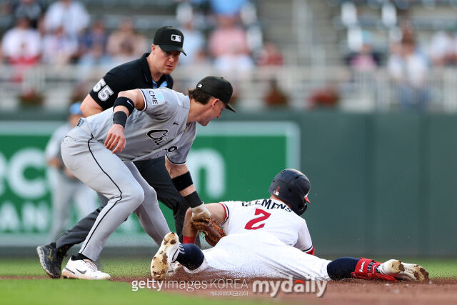 MLB 시카고 화이트 삭스 유격수 콜슨 몽고메리가 2일(한국시각) 열린 미네소타 트윈스와 원정 경기 3회말 수비 도중 타자 주자 코디 클레멘스에 태그를 시도하고 있다./게티이미지코리아