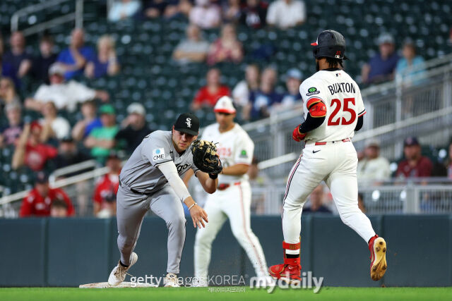 MLB 시카고 화이트 삭스 1루수 제이콥 곤살레스가 2일(한국시각) 열린 미네소타 트윈스와 원정 경기 도중 포구를 시도하고 있다./게티이미지코리아
