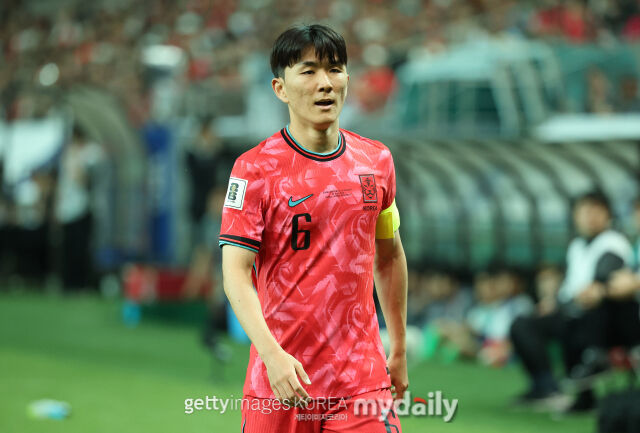 그라운드에서 앞을 바라보는 황인범. /게티이미지코리아