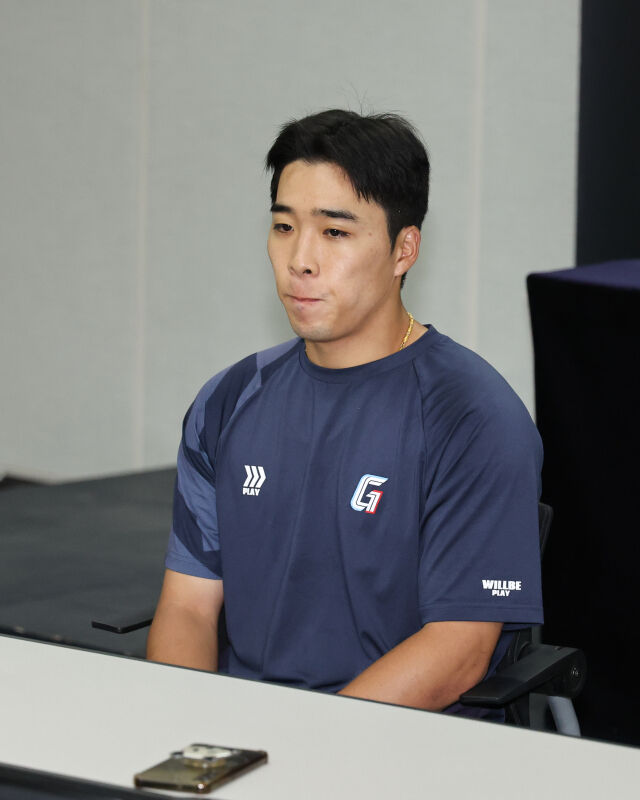롯데 자이언츠 김동혁이 2일 광주 KIA챔피언스필드에서 지난 1월 대만 타이난 스프링캠프에서 저지른 불법도박에 대해 사과하고 있다./롯데 자이언츠 제공