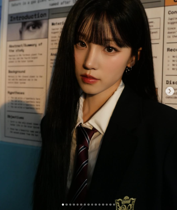 우기는 최근 자신의 SNS에 “오늘은 여고생”이라는 글과 함께 학창 시절을 연상케 하는 여러 장의 사진을 게재해 팬들의 뜨거운 반응을 모았다./우기 소셜미디어