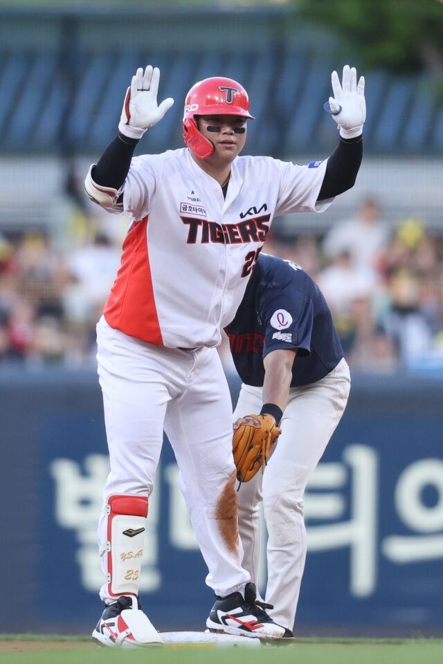 KIA 타이거즈 한준수가 2일 광주 KIA챔피언스필드에서 열린 롯데 자이언츠전서 타격 후 세리머니를 하고 있다./KIA 타이거즈 제공