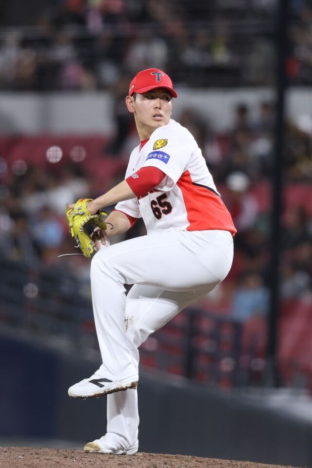 KIA 타이거즈 성영탁이 2일 광주 KIA챔피언스필드에서 열린 롯데 자이언츠와의 홈 경기서 투구하고 있다./KIA 타이거즈 제공