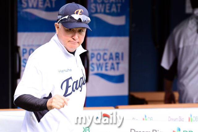 3일 오후 서울 잠실야구장에서 진행된 '2026 신한 SOL KBO 리그' 한화 이글스- 두산 베어스의 경기. 한화 김경문 감독이 두산 김원형 감독과 인사를 나누고 있다./마이데일리
