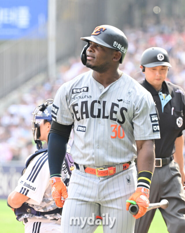 3일 오후 서울 잠실야구장에서 진행된 '2026 신한 SOL KBO 리그' 한화 이글스- 두산 베어스의 경기. 한화 페라자가 1회초 플라이로 아웃 당한 뒤 아쉬워 하고 있다./마이데일리