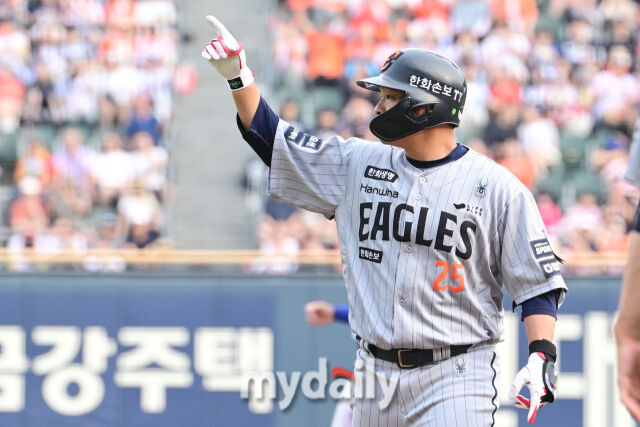 3일 오후 서울 잠실야구장에서 진행된 '2026 신한 SOL KBO 리그' 한화 이글스- 두산 베어스의 경기. 한화 김태연이 3회말 안타를 때린 뒤 세리머니를 펼치고 있다./마이데일리