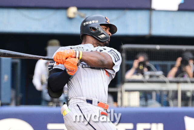 3일 오후 서울 잠실야구장에서 진행된 '2026 신한 SOL KBO 리그' 한화 이글스- 두산 베어스의 경기. 한화 페라자가 3회초 무사 1,3루에서 병살타를 때리고 있다./마이데일리