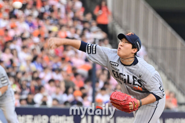 3일 오후 서울 잠실야구장에서 진행된 '2026 신한 SOL KBO 리그' 한화 이글스- 두산 베어스의 경기. 한화 박상원이 구원 등판해 역투를 펼치고 있다./마이데일리