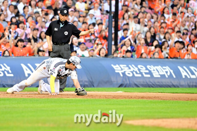 3일 오후 서울 잠실야구장에서 진행된 '2026 신한 SOL KBO 리그' 한화 이글스- 두산 베어스의 경기. 8회초 두산 3루수 안재석이 한화 페라자의 타구를 포구 실책을 한 뒤 아쉬워 하고 있다./마이데일리