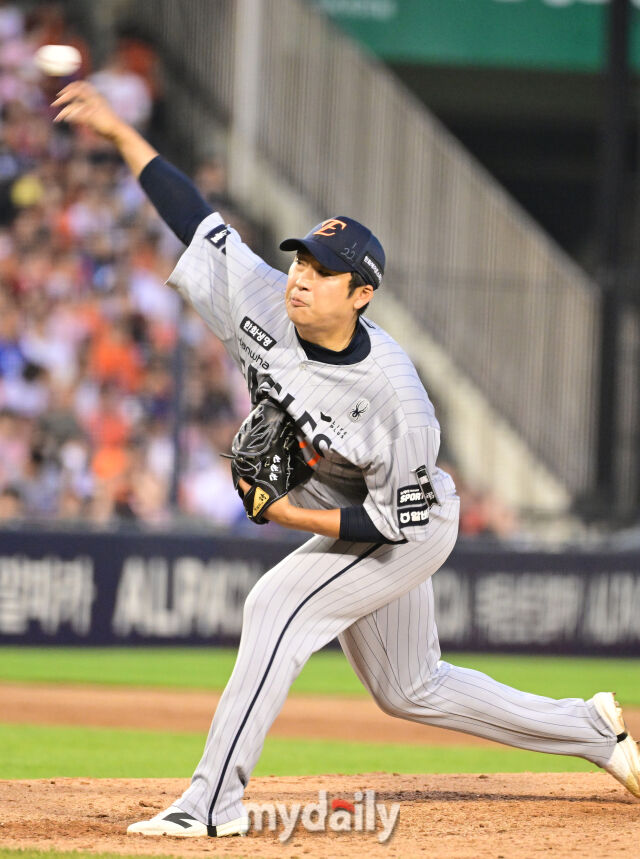 3일 오후 서울 잠실야구장에서 진행된 '2026 신한 SOL KBO 리그' 한화 이글스- 두산 베어스의 경기. 한화 이민우가 구원 등판해 역투를 펼치고 있다./마이데일리
