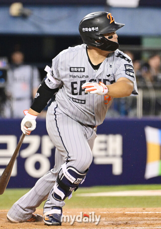 3일 오후 서울 잠실야구장에서 진행된 '2026 신한 SOL KBO 리그' 한화 이글스- 두산 베어스의 경기. 한화 강백호가 연장 11회초 내야 안타를 때리고 있다./마이데일리