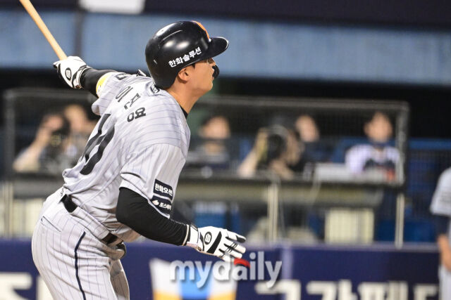 3일 오후 서울 잠실야구장에서 진행된 '2026 신한 SOL KBO 리그' 한화 이글스- 두산 베어스의 경기. 한화 이진영이 연장 11회초 2사 만루에서 2타점 적시타를 때리고 있다./마이데일리