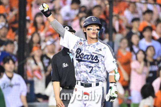 3일 오후 서울 잠실야구장에서 진행된 '2026 신한 SOL KBO 리그' 한화 이글스- 두산 베어스의 경기. 두산 박찬호가 연장 11회말 2사 2루에서 동점타를 때린 뒤 3루에서 포효하고 있다.