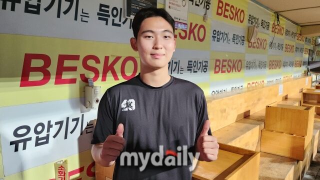 신영우가 6월 3일 대구 삼성 라이온즈전을 마치고 포즈를 취하고 있다./대구=김경현 기자
