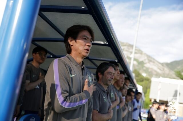 대한민국 축구대표팀이 4일 미국 유타주 프로보의 BYU 사우스필드에서 엘살바도르와 친선경기를 치렀다. 애국가를 제창하고 있는 홍명보 대한민국 축구대표팀 감독./대한축구협회 제공