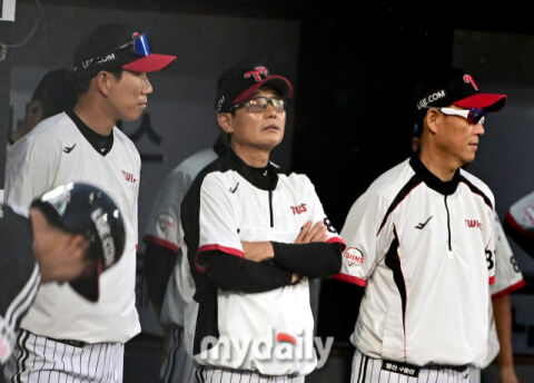 [MD포토] 염경엽 감독 '비가 계속오네'