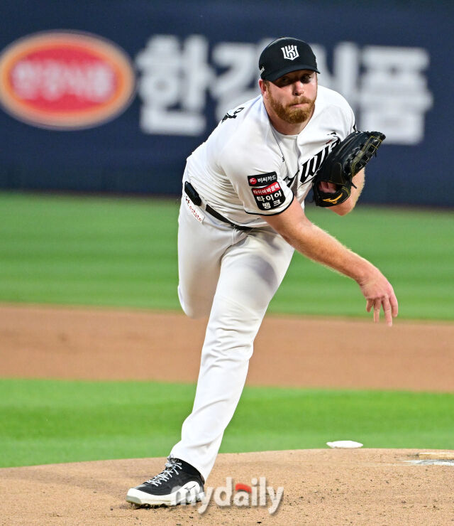 2026년 6월 4일 오후 경기도 수원KT위즈파크에서 열린 '2026 신한 SOL KBO리그' LG 트윈스와 KT 위즈의 경기. KT 선발투수 사우어가 역투하고 있다./마이데일리