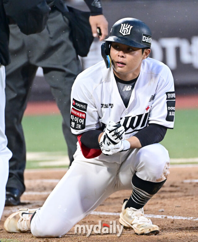 2026년 6월 4일 오후 경기도 수원KT위즈파크에서 열린 '2026 신한 SOL KBO리그' LG 트윈스와 KT 위즈의 경기. KT 권동진이 3회말 선두타자로 나와 LG 웰스의 투구에 맞고 고통을 호소하고 있다./마이데일리