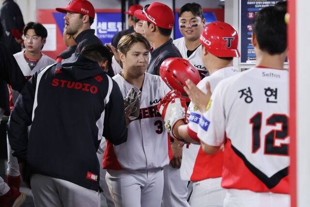 KIA 타이거즈 김선빈이 2일 광주 KIA챔피언스필드에서 열린 롯데 자이언츠와의 홈 경기서 동료들과 세리머니를 하고 있다./KIA 타이거즈 제공