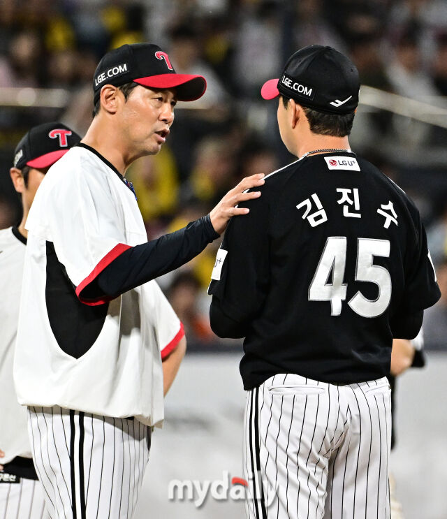 LG 김진수가 김광삼 투수코치와 이야기를 나누고 있다./마이데일리