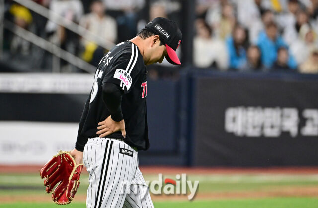 2026년 6월 4일 오후 경기도 수원KT위즈파크에서 열린 '2026 신한 SOL KBO리그' LG 트윈스와 KT 위즈의 경기. LG 김진수가 6회말 구원등판해 KT 선두타자 오윤석의 타구에 오른쪽 어깨를 맞고 고통을 호소하고 있다./마이데일리