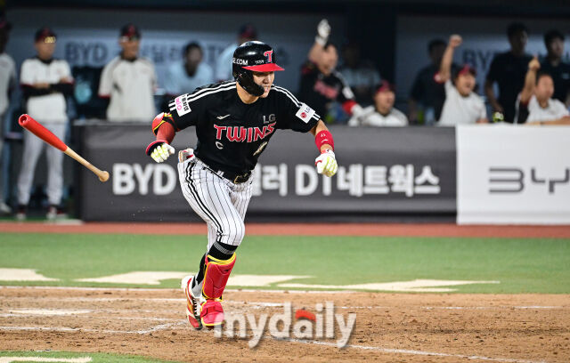 2026년 6월 4일 오후 경기도 수원KT위즈파크에서 열린 '2026 신한 SOL KBO리그' LG 트윈스와 KT 위즈의 경기.<br><br>LG 박해민이 7회초 2사 1.2루서 1타점 적시타를 치고 있다./마이데일리