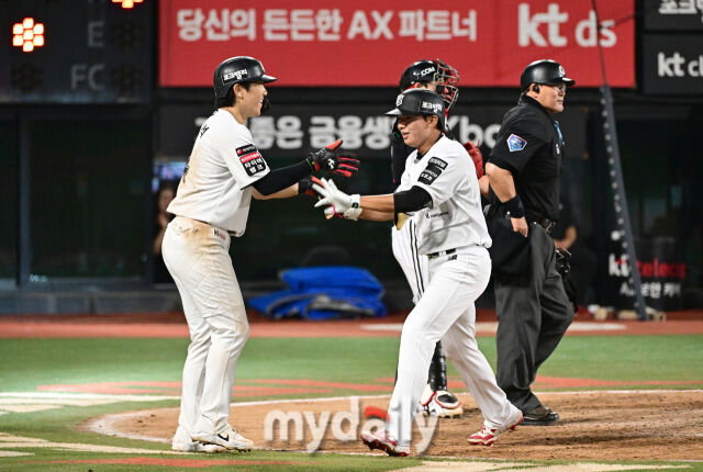 2026년 6월 4일 오후 경기도 수원KT위즈파크에서 열린 '2026 신한 SOL KBO리그' LG 트윈스와 KT 위즈의 경기. KT 이재원이 8회말 2사 1루서 2점 홈런을 친 뒤 기뻐하고 있다./마이데일리