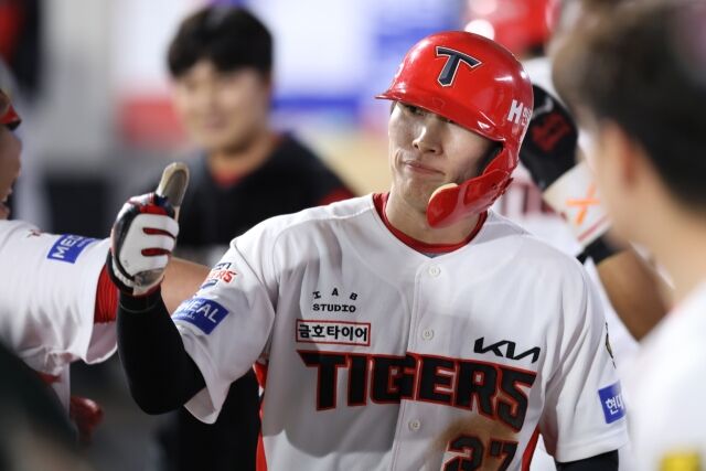 KIA 타이거즈 김호령이 4일 광주 KIA챔피언스필드에서 열린 롯데 자이언츠와의 홈 경기서 동료들과 세리머니를 하고 있다./KIA 타이거즈 제공