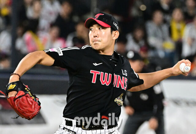 2026년 6월 4일 오후 경기도 수원KT위즈파크에서 열린 '2026 신한 SOL KBO리그' LG 트윈스와 KT 위즈의 경기. LG 손주영이 9회말 구원등판해 역투하고 있다./마이데일리