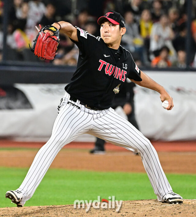 2026년 6월 4일 오후 경기도 수원KT위즈파크에서 열린 '2026 신한 SOL KBO리그' LG 트윈스와 KT 위즈의 경기. LG 손주영이 9회말 구원등판해 역투하고 있다./마이데일리