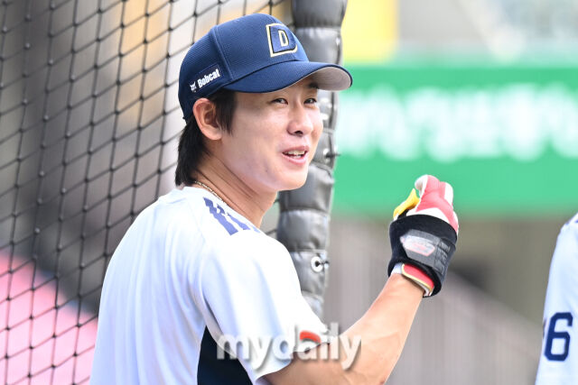 5일 서울 잠실야구장에서 열린 '2026 신한 SOL KBO리그' 두산 베어스와 키움 히어로즈 경기. 생일을 맞은 두산 박찬호가 경기 전 타격 연습을 하며 미소짓고 있다./한혁승 기자
