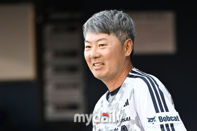 5일 서울 잠실야구장에서 열린 '2026 신한 SOL KBO리그' 한와 이글스와 두산 베어스 경기. 두산 김원형 감독이 선수들을 보고 미소 짓고 있다./마이데일리