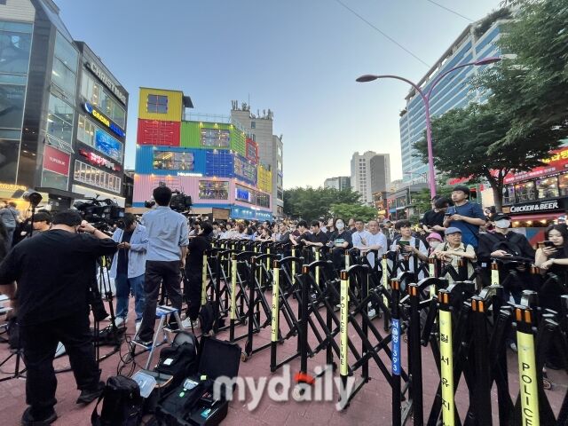5일 서울 마포구 홍대 고깃집 ‘형님저요’ 앞에 몰려든 인파. /심지원 기자