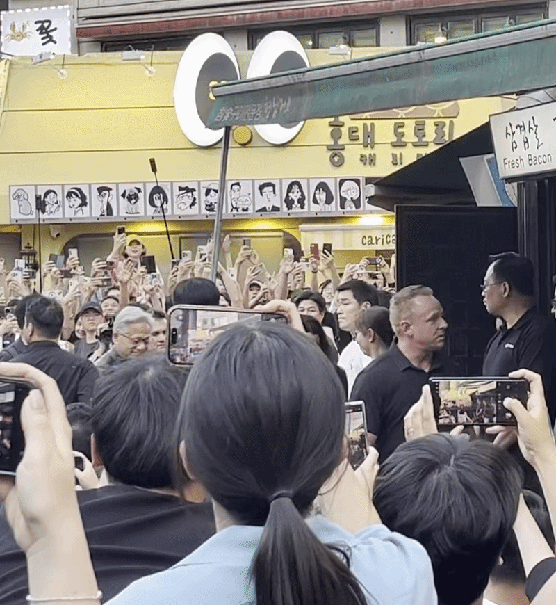 젠슨 황 엔비디아 최고경영자(CEO)가 5일 서울 마포구 서교동의 한 고깃집에서 열린 최태원 SK회장, 구광모 LG회장, 이해진 네이버 의장과의 삼겹살 회동에 참석하고 있다. /심지원 기자
