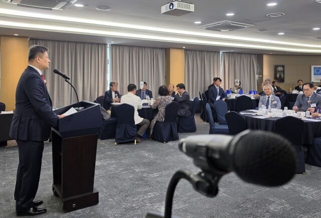 박성제 회장(왼쪽)이 개회사 하고 있다. /한국올림픽성화회 제공