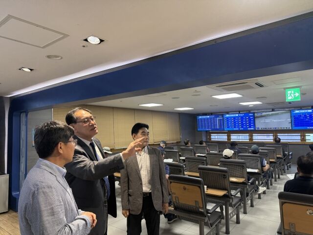 하형주 이사장(가운데)이 4일 경륜·경정 총괄본부 천안지사를 둘러 보고 있다. /국민체육진흥공단 제공