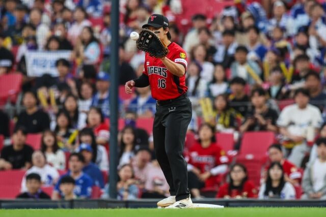 KIA 타이거즈 윤도현이 4일 광주 KIA챔피언스필드에서 열린 삼성 라이온즈와의 홈 경기서 1루 수비를 준비하고 있다./KIA 타이거즈 제공