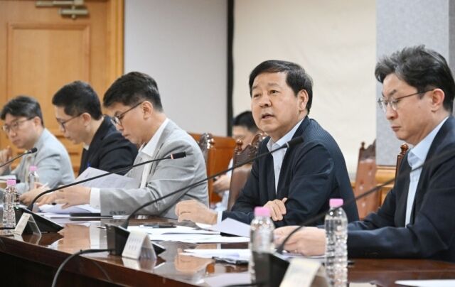 구윤철(사진 오른쪽 두번째) 부총리 겸 재정경제부 장관이 7일 서울 중구 은행회관에서 시장상황점검회의를 주재하고 있다. /재정경제부