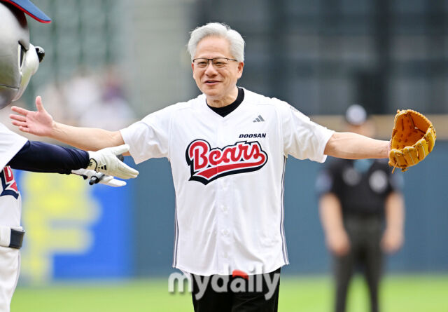 엔비디아 CEO 젠슨황이 7일 오후 서울 잠실야구장에서 진행된 '2026 프로야구 KBO리그' 두산베어스와 키움히어로즈의 경기에서 시구를 하고 있다./잠실=송일섭 기자 andlyu@mydaily.co.kr