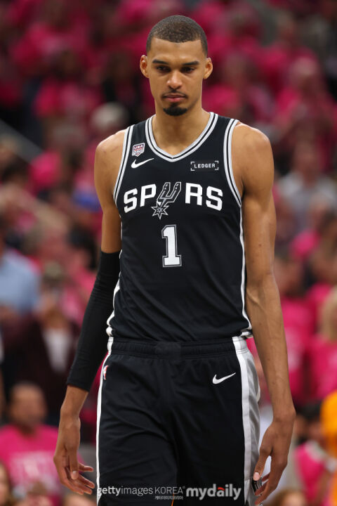 '산왕' 샌안토니오가 무너졌다! NBA 파이널 홈 1, 2차전 연패&rarr;'PO 13연승' 뉴욕에 고전