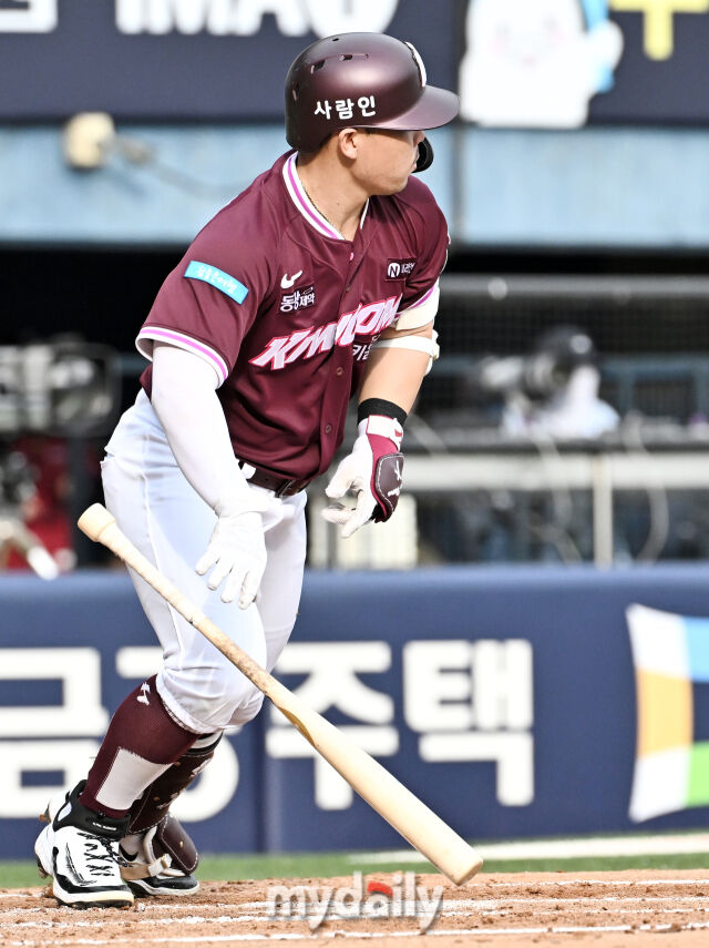 7일 오후 서울 잠실야구장에서 진행된 '2026 프로야구 KBO리그' 두산베어스와 키움히어로즈의 경기. 키움 히우라가 2회초 2사 3루서 1타점 적시타를 터뜨리고 있다./마이데일리