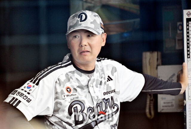 7일 오후 서울 잠실야구장에서 진행된 '2026 프로야구 KBO리그' 두산베어스와 키움히어로즈의 경기. 두산 김원형 감독이 3회초 양의지가 파울볼에 맞가 안타까워 하고 있다./마이데일리