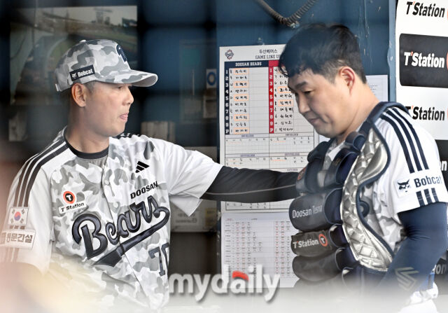 7일 오후 서울 잠실야구장에서 진행된 '2026 프로야구 KBO리그' 두산베어스와 키움히어로즈의 경기. 두산 김원형 감독이 3회초 무사 1루서 타구에 맞아 교체되는 양의지를 격려하고 있다./송일섭 기자