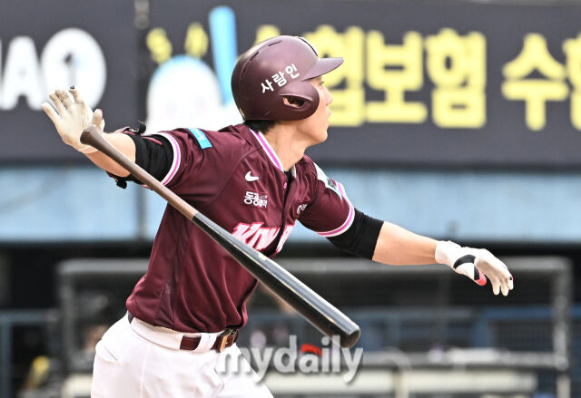 7일 오후 서울 잠실야구장에서 진행된 '2026 프로야구 KBO리그' 두산베어스와 키움히어로즈의 경기. 키움 서건창이 6회초 2사에서 안타를 치고 있다./잠실=송일섭 기자 andlyu@mydaily.co.kr