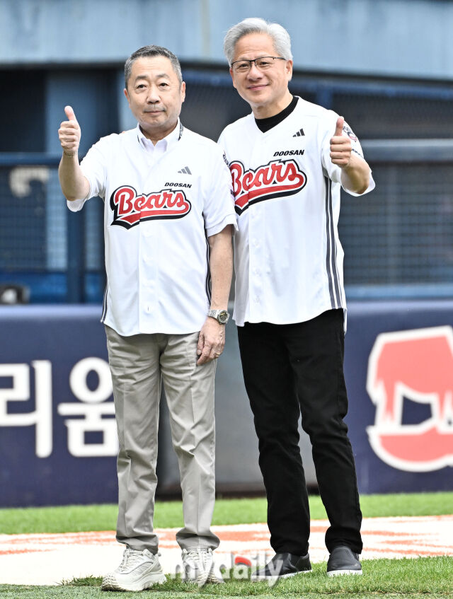 ▲ 포즈 취하는 두산 베어스 구단주 박정원 회장과 엔비디아 CEO 젠슨 황