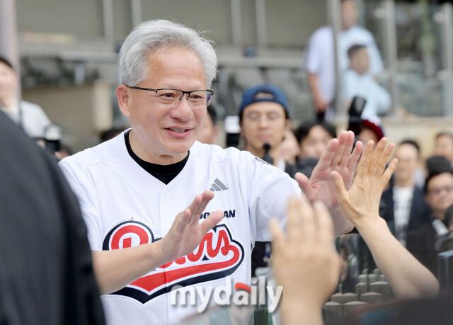 ▲ 야구팬들과 인사하는 젠슨 황 CEO