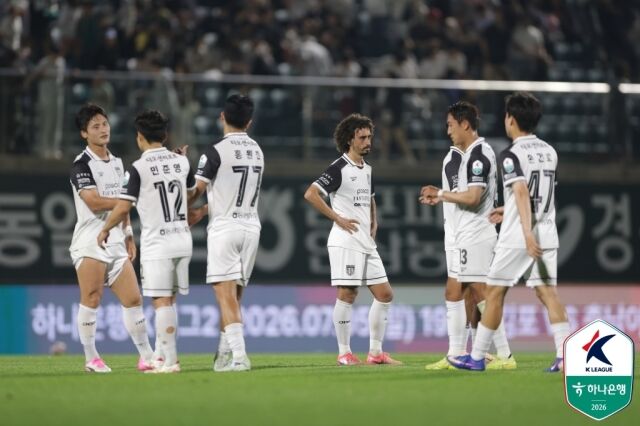 김포FC와 전남 드래곤즈가 7일 김포솔터축구장에서 열린 하나은행 K리그2 2026 15라운드 경기에서 2-2로 비겼다./프로축구연맹 제공